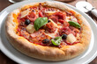 Deliziosa pizza italiana condita con mozzarella, sugo, olive nere, prosciutto cotto e scaglie di grana 