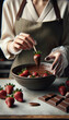 Konditorin taucht Erdbeeren in geschmolzene Schokolade