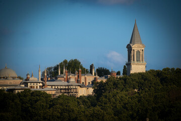 Paisaje urbano típico con antiguas mezquitas en la ciudad árabe Arquitectura islámica en la estructura urbana Tradición cultural de la religión islámica en la ciudad turca