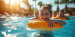 Kinder in einem Schwimmbad mit einem gelben aufblasbaren Ring