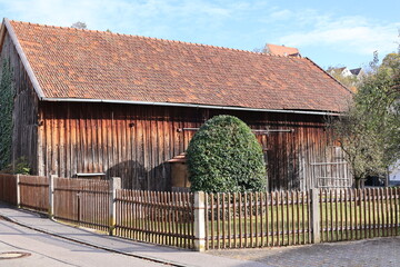 Historisches Bauwerk in der Altstadt von Dingolfing in Bayern