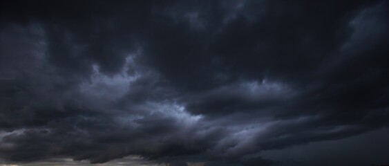 Aufkleber - The dark sky with heavy clouds converging and a violent storm before the rain.Bad or moody weather sky and environment. carbon dioxide emissions, greenhouse effect, global warming, climate change.