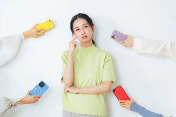 Aufkleber - スマホを差し出されて悩むミドル女性