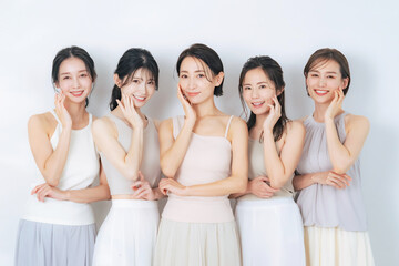 Poster - ナチュラルカラーの衣装を着たミドル女性グループの美容イメージ　スキンケア　コスメ