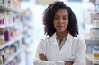 joven farmacéutica afroamericana vistiendo bata blanca, sobre fondo desenfocado de su farmacia