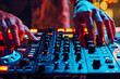 Elektronische Vibes: Ein DJ am Mixer sorgt für pulsierende Beats und eine mitreißende Atmosphäre in der Clubszene, ein Bild der lebendigen Musikunterhaltung