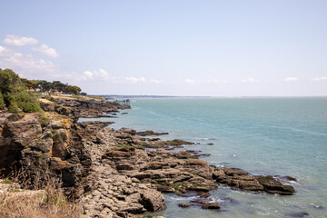 Canvas Print - Beach and fishing Brittany rocky coast with fisherman hut on the horizon in Pornic coast