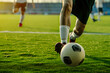 Fußballgeschicklichkeit in Aktion: Ein Fußballspieler dribbelt geschickt den Ball, eine dynamische Szene, die sportliche Bewegung und technisches Können im Fußball zeigt.