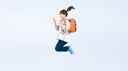 Aufkleber - スマホを見ながらジャンプする女子小学生（切り抜き背景透過PNGも販売しております。作成者リンクから「PNG」で検索してください）