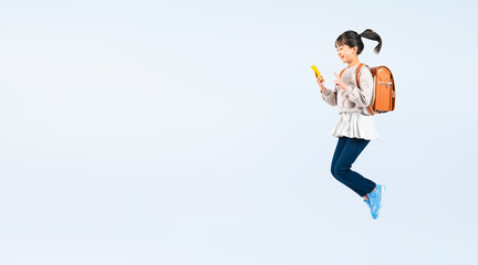 Aufkleber - スマホを見ながらジャンプする女子小学生（切り抜き背景透過PNGも販売しております。作成者リンクから「PNG」で検索してください）