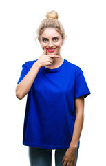 Poster - Young beautiful blonde and blue eyes woman wearing blue t-shirt over isolated background looking confident at the camera with smile with crossed arms and hand raised on chin. Thinking positive.