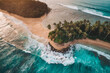 Luftbild einer Insel mit Sandstrand, Palmen, Felsen und starken Ozean-Wellen, Meerlandschaft