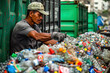 Fotografía de trabajadores de planta de reciclaje trabajando clasificando el plástico para ser reciclado