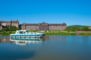 Hausboot auf dem Rhein-Marne-Kanal in Saverne. Im Hintergrund das Alte Bischöfliche Schloss und das Rohan Schloss. Departement Bas-Rhin in der Region Elsass in Frankreich