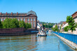 Hausboot auf dem Rhein-Marne-Kanal in Saverne. Links das Rohan Schloss. Departement Bas-Rhin in der Region Elsass in Frankreich