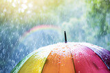 Fototapeta Tęcza - Farbenfroher Schutz im Regen: Ein Regenschirm in Regenbogenfarben, eine lebendige Szene, die den Schutz vor Nässe mit einem Hauch von Farbenpracht vereint.