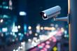 Sicherheitsblick: Eine öffentliche Überwachungskamera sichert den Raum, ein Symbol für modernen Datenschutz und Sicherheitsüberwachung im öffentlichen Bereich