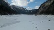 
Drohnenflug über dem See in den Bergen in schöner Landschaft im Winter
