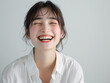 © おでんじん - 心からの笑顔を見せる若い日本人女性