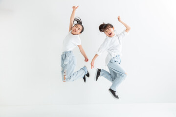 Wall Mural - ジャンプする子ども　child jumping