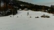Drohnenflug über dem See in den Bergen in schöner Landschaft im Winter
