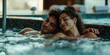 Verliebetes Paar sitzt im Whirlpool und genießt den Moment