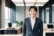 © 佐咲 心菜 - お洒落なオフィスで微笑むさわやかイケメンビジネスマン 20代