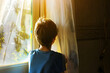 Kindheitstränen im Sonnenlicht: Kleiner Junge in der Trostlosigkeit eines sonnigen Tages