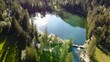 Drohnenflug über dem See mit Wald und Bergen