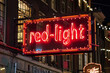 Rotlichtviertel: Städtisches Ambiente mit dem charakteristischen Schild in der Nacht