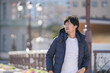 © 茂輝 田代 - 街中のダウンを着た男性
