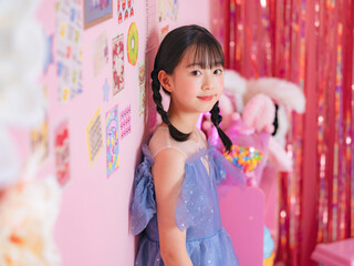 Aufkleber - ピンクの部屋で撮影した女の子のポートレート