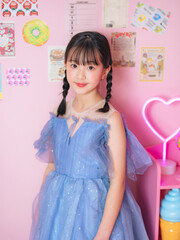 Aufkleber - ピンクの部屋で撮影した女の子のポートレート