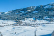 Herrlicher Wintertag im Oberallgäu im Illertal, Blick auf die verschneite Ortschaft Schöllang