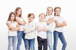 © Stefanie - sechs Kinder in Jeans Studioportrait Gruppe