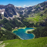 Fototapeta Przestrzenne - Trnovacko Lake, Montenegro, Durmitor National Park. Small mountain glacial romantic lake in shape of a heart, surrounded with snowy rocky peaks and green forests.