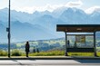 Bushaltestelle in den Alpen in Bayern mit Blick auf die Berge. Person wartet auf den Bus auf dem Land.