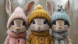 Drei Osterhasen in bunten Stick-Klamotten. Lustige Hasen mit Pudelmütze und warmen Pullover. 3D gerenderte Tierfiguren in Pastelfarben.