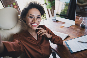 Poster - Portrait of positive pretty lady recruiter sitting chair take selfie toothy smile workplace desk business center inside