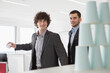 © Stefanie - zwei Männer im Businessoutfit beim Dosenwerfen im Büro, München, Deutschland