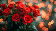 Ramo de rosas rojas con luces bokeh en el fondo