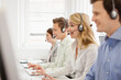 © Stefanie - junge Erwachsene und Studenten mit Headset