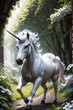 Un Unicornio Blanco de Cuerno Resplandeciente en el Bosque