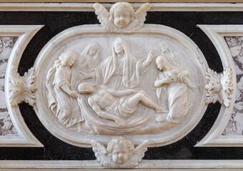 Sticker - VICENZA, ITALY - NOVEMBER 5, 2023: The the marble baroqe relief of Pieta on the side altar of church Chiesa di Santa Maria dei Servi by Virginio and Flaminio Negri (1609).