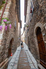 Canvas Print - Cobblestone Pedestrian Alley in Spello - Italy