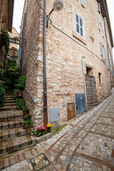 Canvas Print - Cobblestone Pedestrian Alley in Spello - Italy