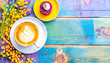 Kuchen und Kaffee farbenfroh auf einem Holztisch angerichtet 