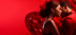Saint-Valentin, un jeune couple amoureux sur fond rouge, image avec espace pour texte