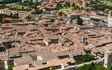 Canvas Print - Rooftops and landscape of old Italian walled city on mountainside