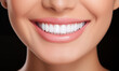 Idealny uśmiech zdrowych zębów młodej kobiety. Wybielanie zębów. Pacjentka kliniki stomatologicznej. Stomatologia. Białe tło. Ujęcie samej jamy ustnej